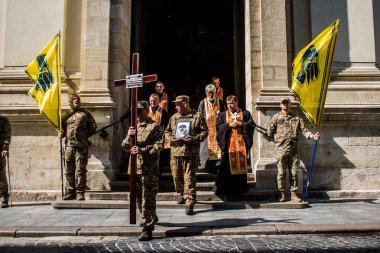 Lviv, Ukrayna, 31 Ağustos 2024 askeri cenaze töreni Lviv 'deki Aziz Havariler Kilisesi' nde, Rus ordusuna karşı savaşta ölen Azov askeri için..