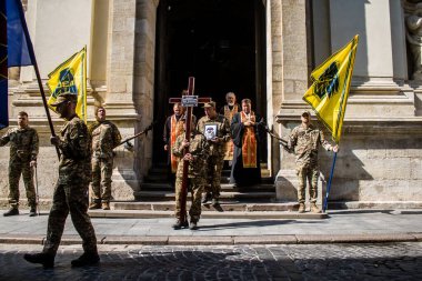 Lviv, Ukrayna, 31 Ağustos 2024 askeri cenaze töreni Lviv 'deki Aziz Havariler Kilisesi' nde, Rus ordusuna karşı savaşta ölen Azov askeri için..