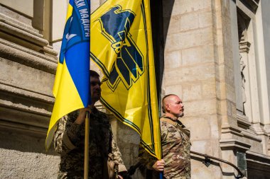 Lviv, Ukrayna, 31 Ağustos 2024 askeri cenaze töreni Lviv 'deki Aziz Havariler Kilisesi' nde, Rus ordusuna karşı savaşta ölen Azov askeri için..