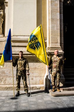 Lviv, Ukrayna, 31 Ağustos 2024 askeri cenaze töreni Lviv 'deki Aziz Havariler Kilisesi' nde, Rus ordusuna karşı savaşta ölen Azov askeri için..