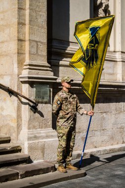 Lviv, Ukrayna, 31 Ağustos 2024 askeri cenaze töreni Lviv 'deki Aziz Havariler Kilisesi' nde, Rus ordusuna karşı savaşta ölen Azov askeri için..