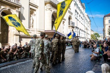 Lviv, Ukrayna, 31 Ağustos 2024 askeri cenaze töreni Lviv 'deki Aziz Havariler Kilisesi' nde, Rus ordusuna karşı savaşta ölen Azov askeri için..