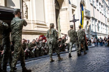 Lviv, Ukrayna, 31 Ağustos 2024 askeri cenaze töreni Lviv 'deki Aziz Havariler Kilisesi' nde, Rus ordusuna karşı savaşta ölen Azov askeri için..