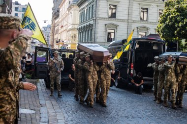 Lviv, Ukrayna, 31 Ağustos 2024 askeri cenaze töreni Lviv 'deki Aziz Havariler Kilisesi' nde, Rus ordusuna karşı savaşta ölen Azov askeri için..