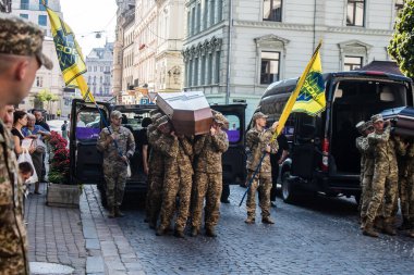 Lviv, Ukrayna, 31 Ağustos 2024 askeri cenaze töreni Lviv 'deki Aziz Havariler Kilisesi' nde, Rus ordusuna karşı savaşta ölen Azov askeri için..