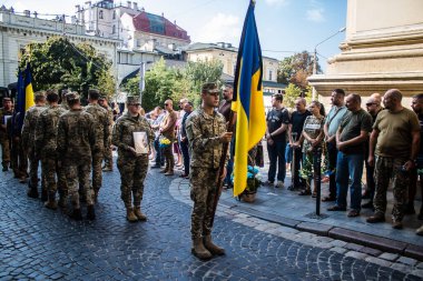 Lviv, Ukrayna, 31 Ağustos 2024 askeri cenaze töreni Lviv 'deki Aziz Havariler Kilisesi' nde, Rus ordusuna karşı savaşta ölen Azov askeri için..