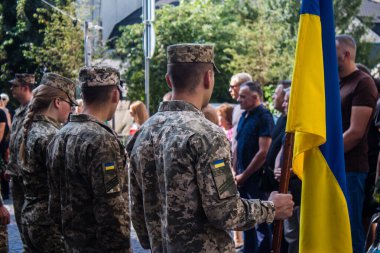 Lviv, Ukrayna, 31 Ağustos 2024 askeri cenaze töreni Lviv 'deki Aziz Havariler Kilisesi' nde, Rus ordusuna karşı savaşta ölen Azov askeri için..