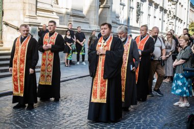 Lviv, Ukrayna, 31 Ağustos 2024 askeri cenaze töreni Lviv 'deki Aziz Havariler Kilisesi' nde, Rus ordusuna karşı savaşta ölen Azov askeri için..