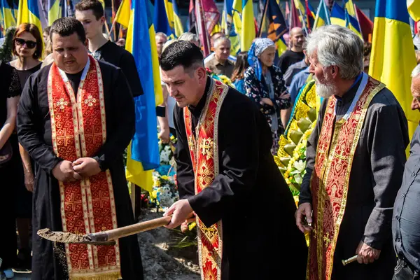 Lviv, Ukrayna, 31 Ağustos 2024 Mars 'taki Lviv askeri mezarlığındaki aile ve arkadaşları Rus ordusuyla savaşta ölen Azov askerinin defnedilmesine katıldılar..