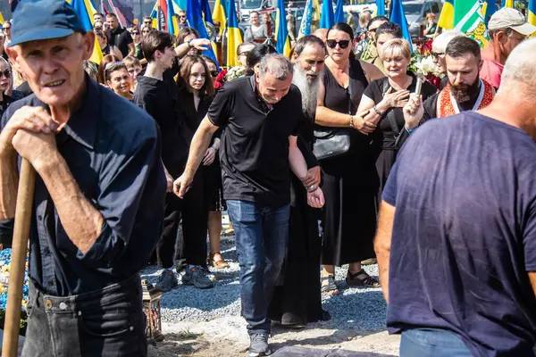 Lviv, Ukrayna, 31 Ağustos 2024 Mars 'taki Lviv askeri mezarlığındaki aile ve arkadaşları Rus ordusuyla savaşta ölen Azov askerinin defnedilmesine katıldılar..