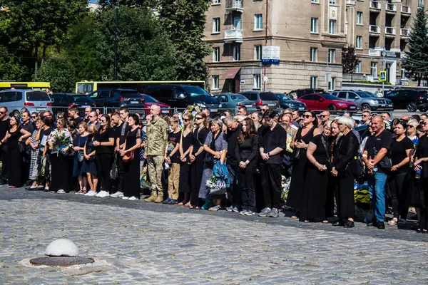 Lviv, Ukrayna, 31 Ağustos 2024 Mars 'taki Lviv askeri mezarlığındaki aile ve arkadaşları Rus ordusuyla savaşta ölen Azov askerinin defnedilmesine katıldılar..