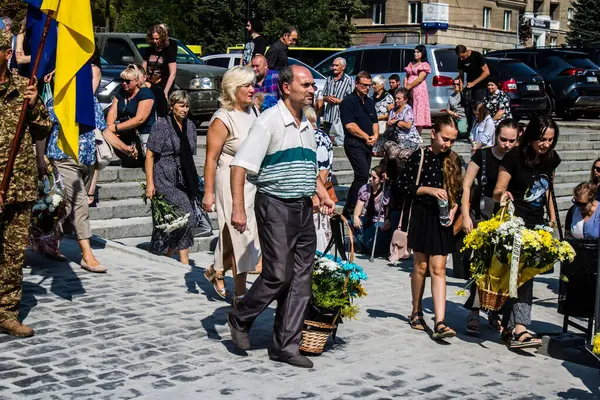 Lviv, Ukrayna, 31 Ağustos 2024 Mars 'taki Lviv askeri mezarlığındaki aile ve arkadaşları Rus ordusuyla savaşta ölen Azov askerinin defnedilmesine katıldılar..