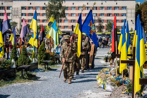 Lviv, Ukrayna, 31 Ağustos 2024 'te Mars Alanı' nda, Lviv askeri mezarlığında Rus ordusuna karşı savaşta ölen Azov askerinin cenazesi için düzenlenen tören..