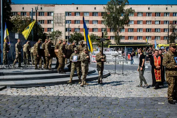 Lviv, Ukrayna, 31 Ağustos 2024 'te Mars Alanı' nda, Lviv askeri mezarlığında Rus ordusuna karşı savaşta ölen Azov askerinin cenazesi için düzenlenen tören..