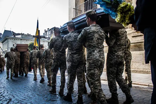 Lviv, Ukrayna, 31 Ağustos 2024 askeri cenaze töreni Lviv 'deki Aziz Havariler Kilisesi' nde, Rus ordusuna karşı savaşta ölen Azov askeri için..