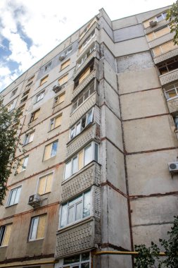 Kharkiv, Ukrayna, 2 Eylül 2024 Rusya 'nın büyük bir spor kompleksine saldırısından sonra. Patlama, cam ve metal parçalarını her yöne uçurdu. Bu da ikincil hasara yol açtı.