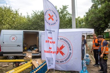 Kharkiv, Ukrayna, 2 Eylül 2024 Rusya 'nın büyük bir spor kompleksine saldırısından sonra. Patlama, cam ve metal parçalarını her yöne uçurdu. Bu da ikincil hasara yol açtı.