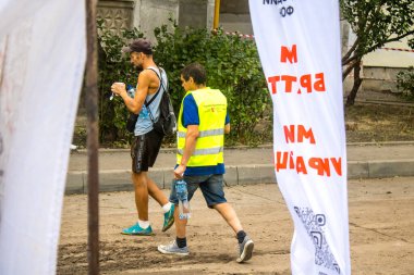 Kharkiv, Ukrayna, 2 Eylül 2024 Rusya 'nın büyük bir spor kompleksine saldırısından sonra. Patlama, cam ve metal parçalarını her yöne uçurdu. Bu da ikincil hasara yol açtı.