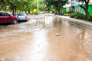 Kharkiv, Ukrayna, 2 Eylül 2024 Rusya 'nın büyük bir spor kompleksine saldırısından sonra. Patlama, cam ve metal parçalarını her yöne uçurdu. Bu da ikincil hasara yol açtı.