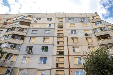 Kharkiv, Ukrayna, 2 Eylül 2024 Rusya 'nın büyük bir spor kompleksine saldırısından sonra. Patlama, cam ve metal parçalarını her yöne uçurdu. Bu da ikincil hasara yol açtı.