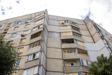 Kharkiv, Ukrayna, 2 Eylül 2024 Rusya 'nın büyük bir spor kompleksine saldırısından sonra. Patlama, cam ve metal parçalarını her yöne uçurdu. Bu da ikincil hasara yol açtı.