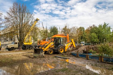 Kharkiv, Ukrayna, 2 Eylül 2024 Rusya 'nın büyük bir spor kompleksine saldırısından sonra. Patlama, cam ve metal parçalarını her yöne uçurdu. Bu da ikincil hasara yol açtı.