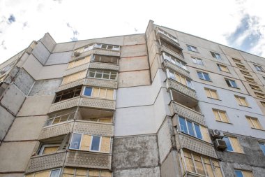 Kharkiv, Ukrayna, 2 Eylül 2024 Rusya 'nın büyük bir spor kompleksine saldırısından sonra. Patlama, cam ve metal parçalarını her yöne uçurdu. Bu da ikincil hasara yol açtı.