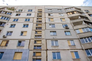 Kharkiv, Ukrayna, 2 Eylül 2024 Rusya 'nın büyük bir spor kompleksine saldırısından sonra. Patlama, cam ve metal parçalarını her yöne uçurdu. Bu da ikincil hasara yol açtı.