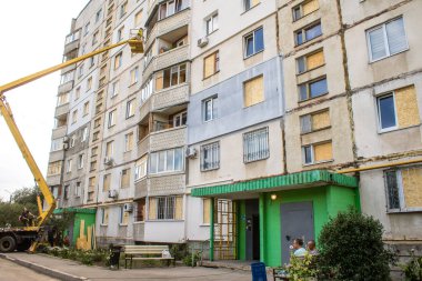 Kharkiv, Ukrayna, 2 Eylül 2024 Rusya 'nın büyük bir spor kompleksine saldırısından sonra. Patlama, cam ve metal parçalarını her yöne uçurdu. Bu da ikincil hasara yol açtı.