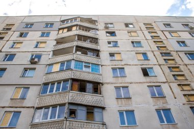 Kharkiv, Ukrayna, 2 Eylül 2024 Rusya 'nın büyük bir spor kompleksine saldırısından sonra. Patlama, cam ve metal parçalarını her yöne uçurdu. Bu da ikincil hasara yol açtı.