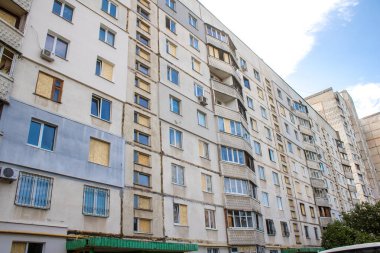 Kharkiv, Ukrayna, 2 Eylül 2024 Rusya 'nın büyük bir spor kompleksine saldırısından sonra. Patlama, cam ve metal parçalarını her yöne uçurdu. Bu da ikincil hasara yol açtı.