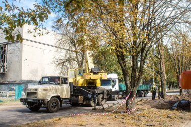 Kharkiv, Ukrayna, 2 Eylül 2024 Rusya 'nın büyük bir spor kompleksine saldırısından sonra. Patlama, cam ve metal parçalarını her yöne uçurdu. Bu da ikincil hasara yol açtı.