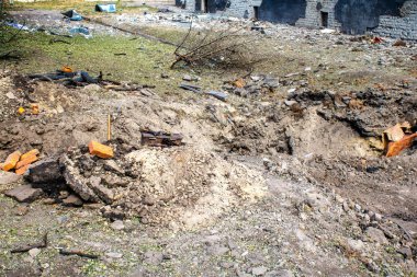 Kharkiv, Ukrayna, 2 Eylül 2024 Rusya 'nın büyük bir spor kompleksine saldırısından sonra. Patlama, cam ve metal parçalarını her yöne uçurdu. Bu da ikincil hasara yol açtı.