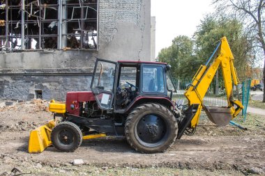 Kharkiv, Ukrayna, 2 Eylül 2024 Rusya 'nın büyük bir spor kompleksine saldırısından sonra. Patlama, cam ve metal parçalarını her yöne uçurdu. Bu da ikincil hasara yol açtı.