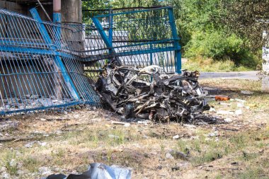 Kharkiv, Ukrayna, 2 Eylül 2024 Rusya 'nın büyük bir spor kompleksine saldırısından sonra. Patlama, cam ve metal parçalarını her yöne uçurdu. Bu da ikincil hasara yol açtı.