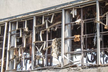 Kharkiv, Ukrayna, 2 Eylül 2024 Rusya 'nın büyük bir spor kompleksine saldırısından sonra. Patlama, cam ve metal parçalarını her yöne uçurdu. Bu da ikincil hasara yol açtı.