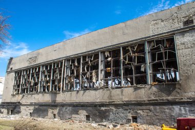 Kharkiv, Ukrayna, 2 Eylül 2024 Rusya 'nın büyük bir spor kompleksine saldırısından sonra. Patlama, cam ve metal parçalarını her yöne uçurdu. Bu da ikincil hasara yol açtı.