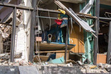 Kharkiv, Ukrayna, 2 Eylül 2024 Rusya 'nın büyük bir spor kompleksine saldırısından sonra. Patlama, cam ve metal parçalarını her yöne uçurdu. Bu da ikincil hasara yol açtı.