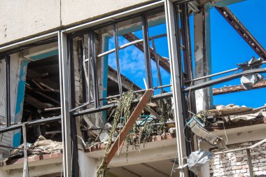 Kharkiv, Ukrayna, 2 Eylül 2024 Rusya 'nın büyük bir spor kompleksine saldırısından sonra. Patlama, cam ve metal parçalarını her yöne uçurdu. Bu da ikincil hasara yol açtı.