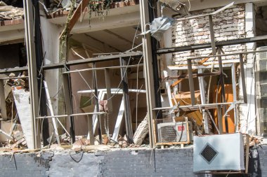 Kharkiv, Ukrayna, 2 Eylül 2024 Rusya 'nın büyük bir spor kompleksine saldırısından sonra. Patlama, cam ve metal parçalarını her yöne uçurdu. Bu da ikincil hasara yol açtı.