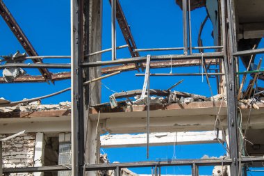 Kharkiv, Ukrayna, 2 Eylül 2024 Rusya 'nın büyük bir spor kompleksine saldırısından sonra. Patlama, cam ve metal parçalarını her yöne uçurdu. Bu da ikincil hasara yol açtı.