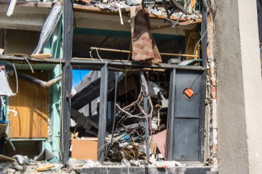 Kharkiv, Ukrayna, 2 Eylül 2024 Rusya 'nın büyük bir spor kompleksine saldırısından sonra. Patlama, cam ve metal parçalarını her yöne uçurdu. Bu da ikincil hasara yol açtı.