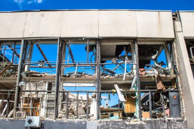 Kharkiv, Ukrayna, 2 Eylül 2024 Rusya 'nın büyük bir spor kompleksine saldırısından sonra. Patlama, cam ve metal parçalarını her yöne uçurdu. Bu da ikincil hasara yol açtı.