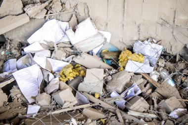 Kharkiv, Ukrayna, 2 Eylül 2024 Rusya 'nın büyük bir spor kompleksine saldırısından sonra. Patlama, cam ve metal parçalarını her yöne uçurdu. Bu da ikincil hasara yol açtı.