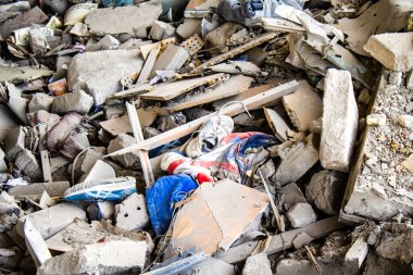 Kharkiv, Ukrayna, 2 Eylül 2024 Rusya 'nın büyük bir spor kompleksine saldırısından sonra. Patlama, cam ve metal parçalarını her yöne uçurdu. Bu da ikincil hasara yol açtı.