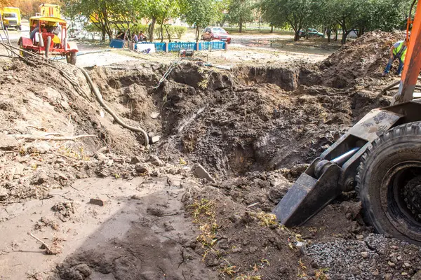 Kharkiv, Ukrayna, 2 Eylül 2024 Rusya 'nın büyük bir spor kompleksine saldırısından sonra. Patlama, cam ve metal parçalarını her yöne uçurdu. Bu da ikincil hasara yol açtı.