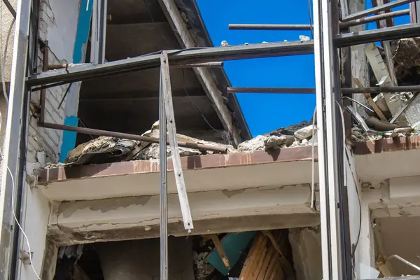 Kharkiv, Ukrayna, 2 Eylül 2024 Rusya 'nın büyük bir spor kompleksine saldırısından sonra. Patlama, cam ve metal parçalarını her yöne uçurdu. Bu da ikincil hasara yol açtı.