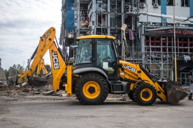 Kharkiv, Ukrayna, 2 Eylül 2024 Rus saldırısından sonra bir alışveriş merkezine. Patlama, cam ve metal parçalarını her yöne uçurdu. Bu da ikincil hasara yol açtı..