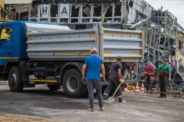 Kharkiv, Ukrayna, 2 Eylül 2024 Rus saldırısından sonra bir alışveriş merkezine. Patlama, cam ve metal parçalarını her yöne uçurdu. Bu da ikincil hasara yol açtı..