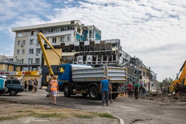 Kharkiv, Ukrayna, 2 Eylül 2024 Rus saldırısından sonra bir alışveriş merkezine. Patlama, cam ve metal parçalarını her yöne uçurdu. Bu da ikincil hasara yol açtı..